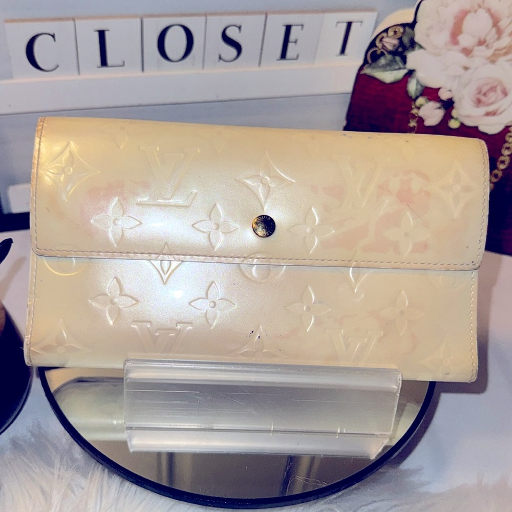 Louis Vuitton Blanc Corail Monogram Vernis Leather Sarah Wallet GUC